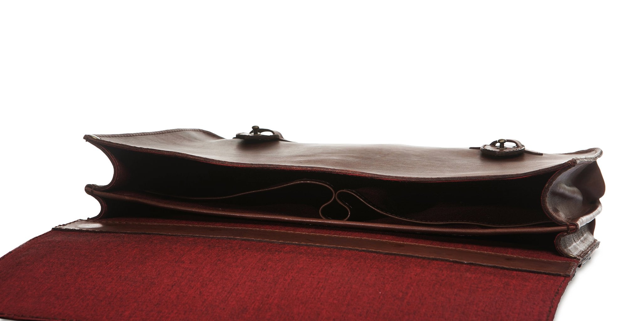 A view of the inside of the Alpha while empty. Note that all inside facing accessories such as rivets are covered, to avoid scratching the bag's contents.