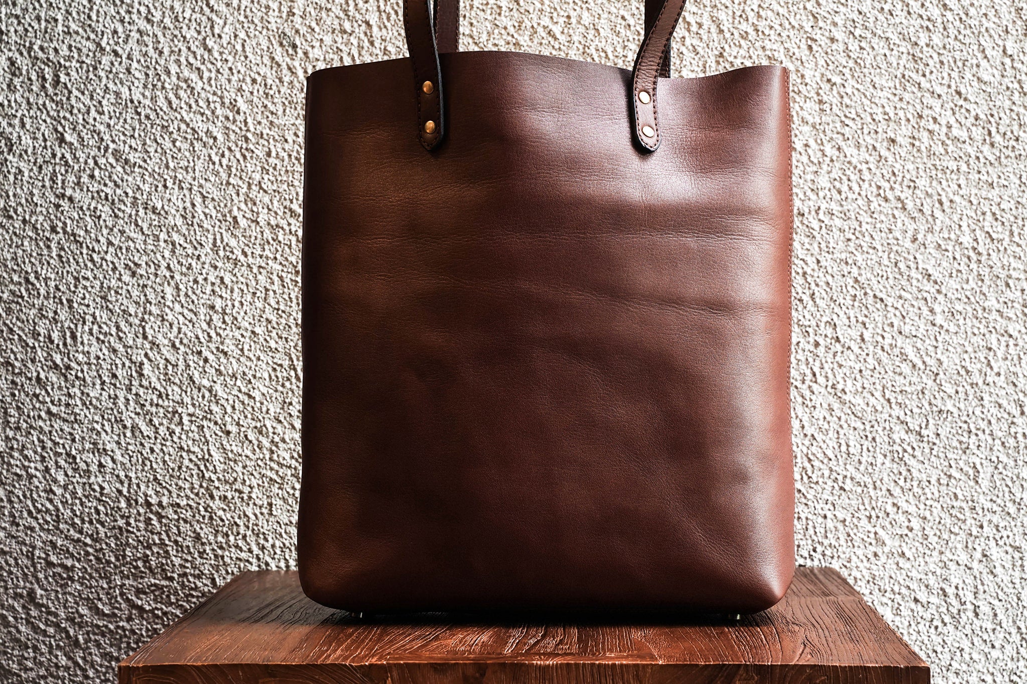 Our bags are made from as few leather pieces as possible. Fewer seams makes for a stronger bag.