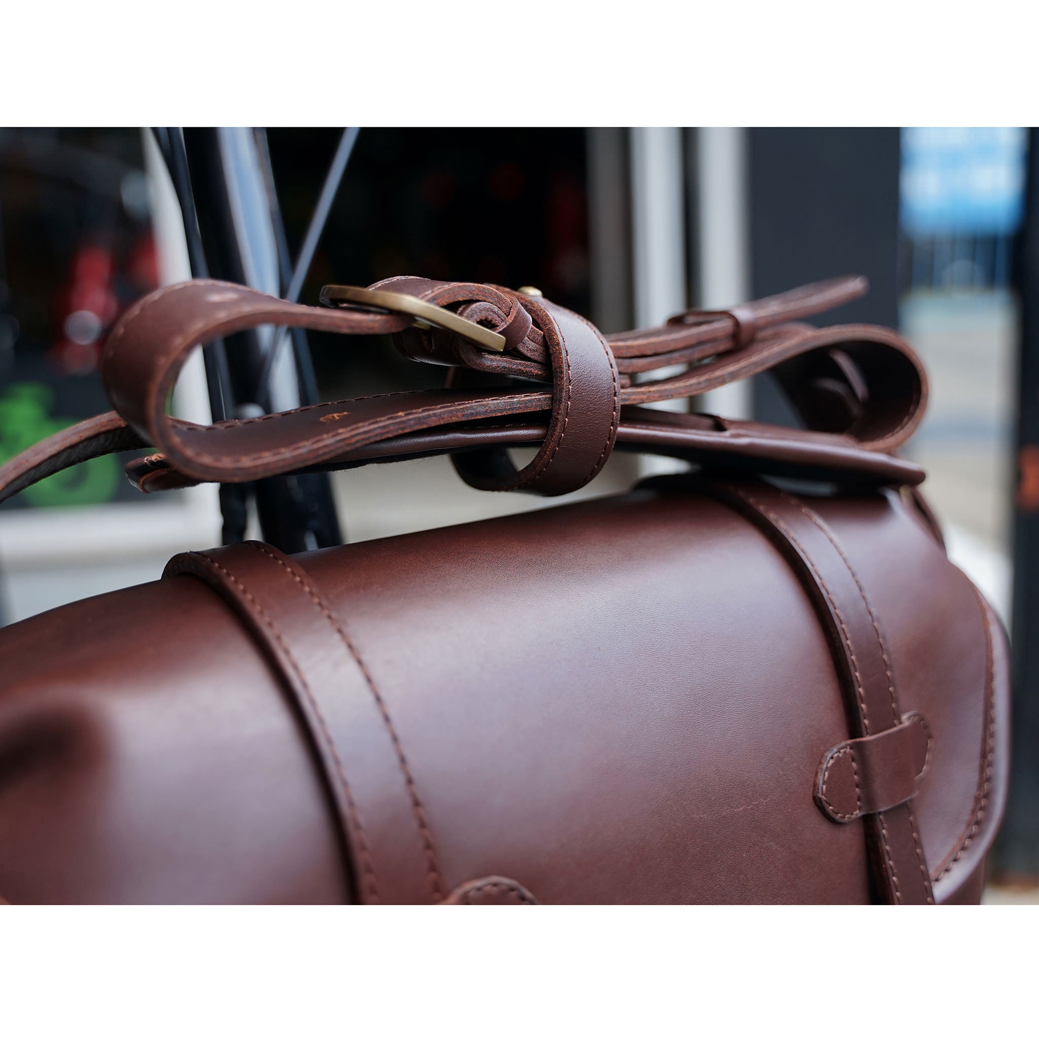 A strap is used to tie up the shoulder strap neatly.