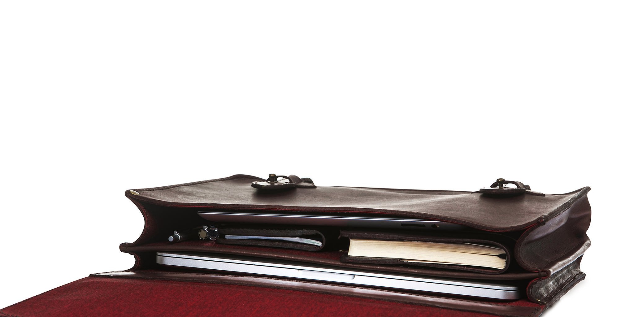 The rear compartment is narrower to efficiently hold your laptop and leave more space for everything else.