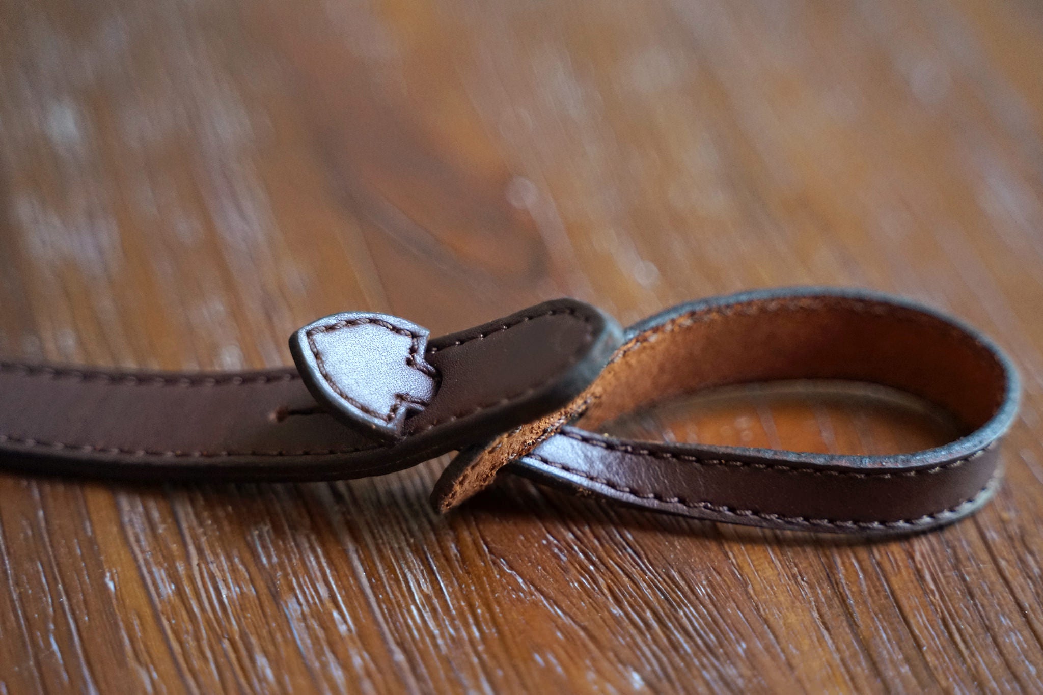 Complimentary leather headstock loop, note the design is not final, the loop you receive might have different details. Image for illustration only.