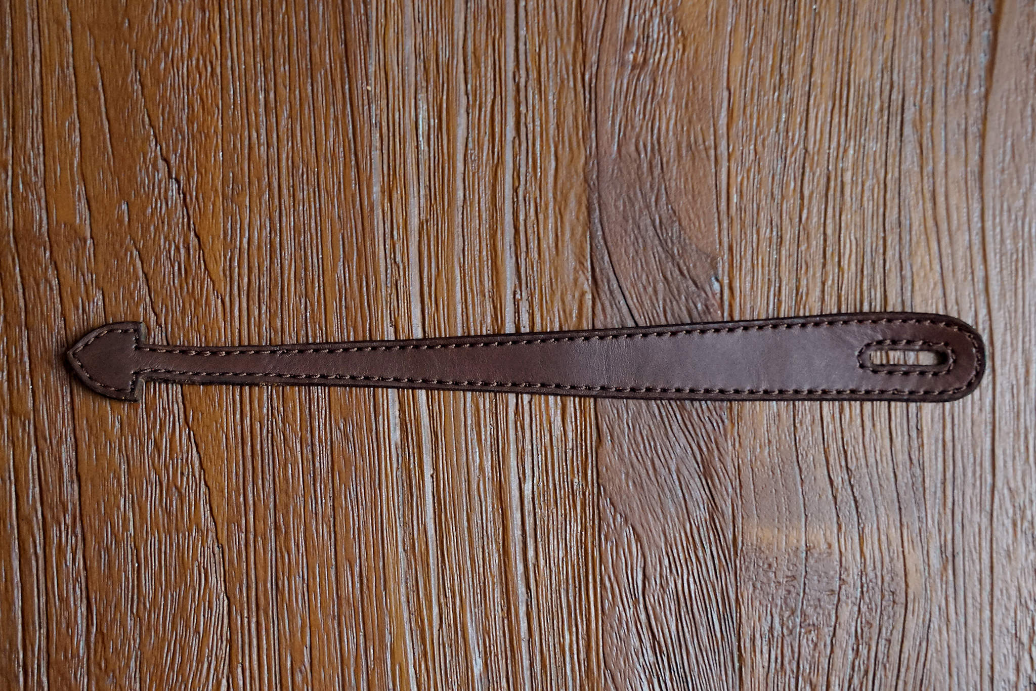 Complimentary leather headstock loop, note the design is not final, the loop you receive might have different details. Image for illustration only.