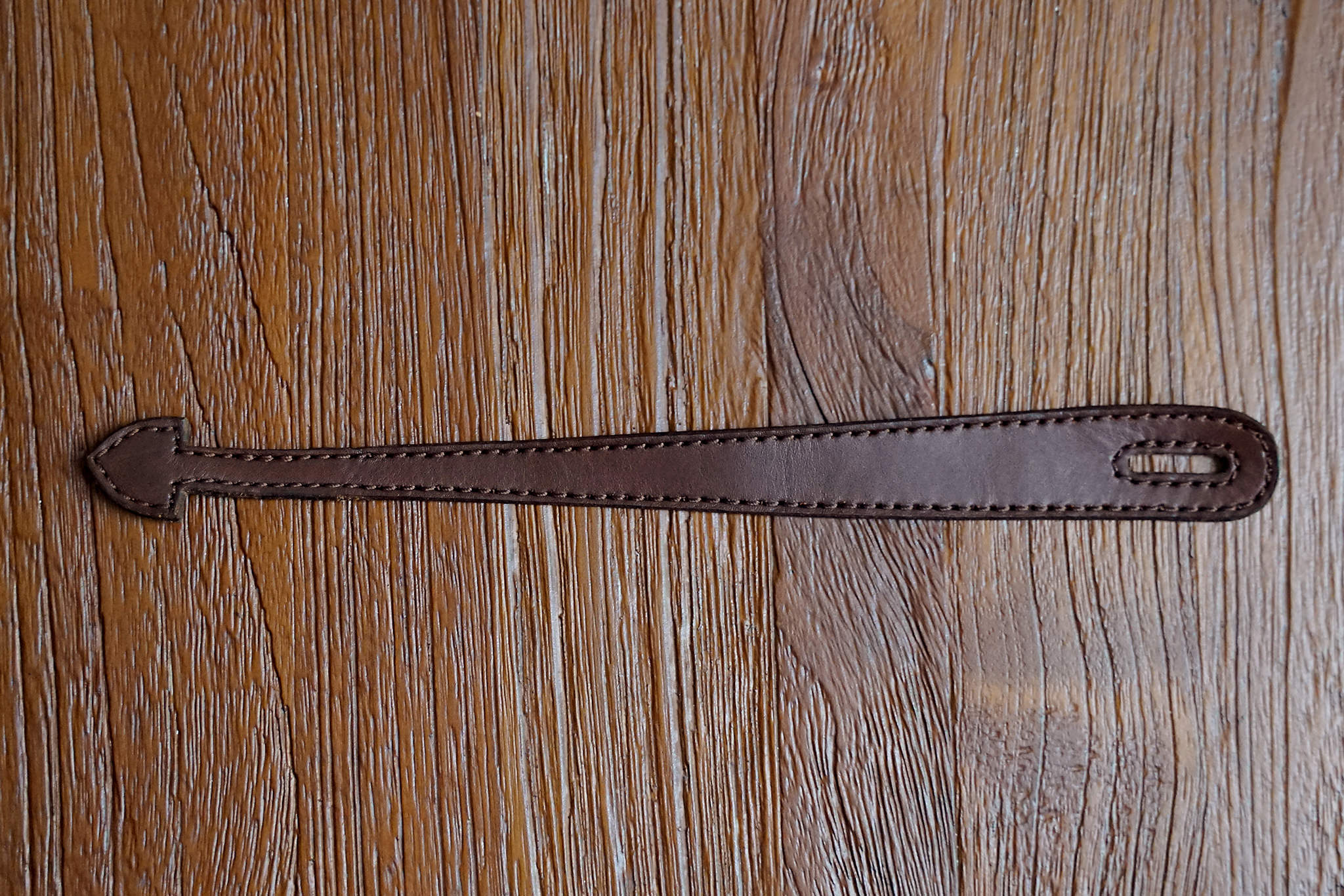 Complimentary leather headstock loop, note the design is not final, the loop you receive might have different details. Image for illustration only.