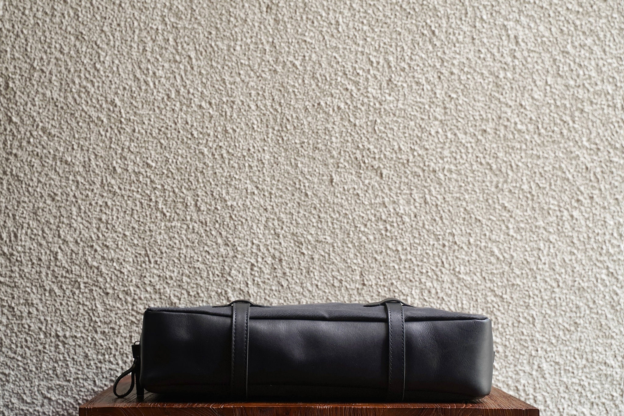 One of our signature design cues, the body straps go all around the bag, providing a load bearing structure for the bag.