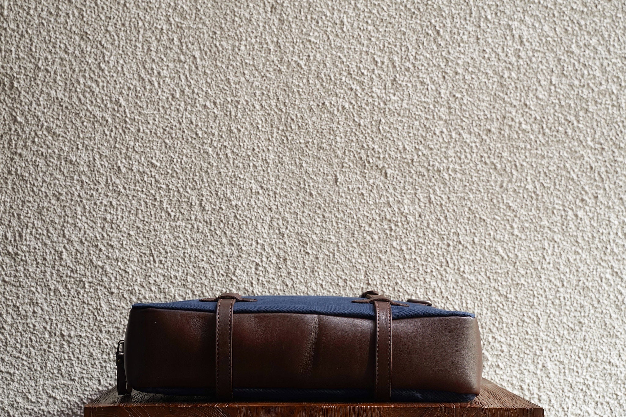 One of our signature design cues, the body straps go all around the bag, providing a load bearing structure for the bag.