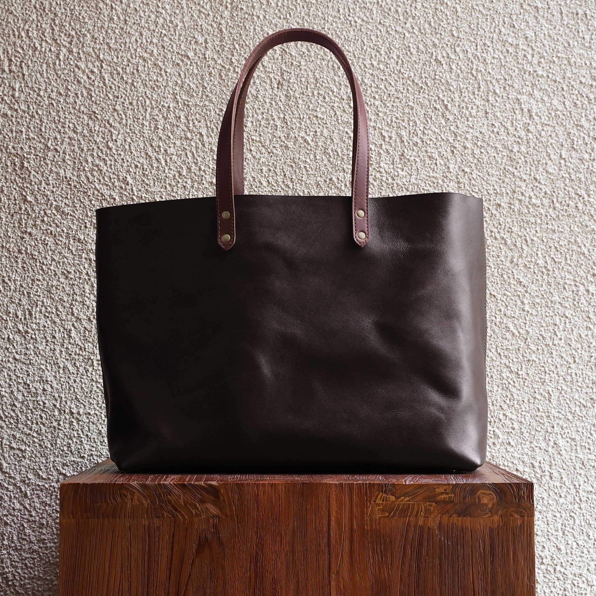 Our bags are made from as few leather pieces as possible. Fewer seams makes for a stronger bag.