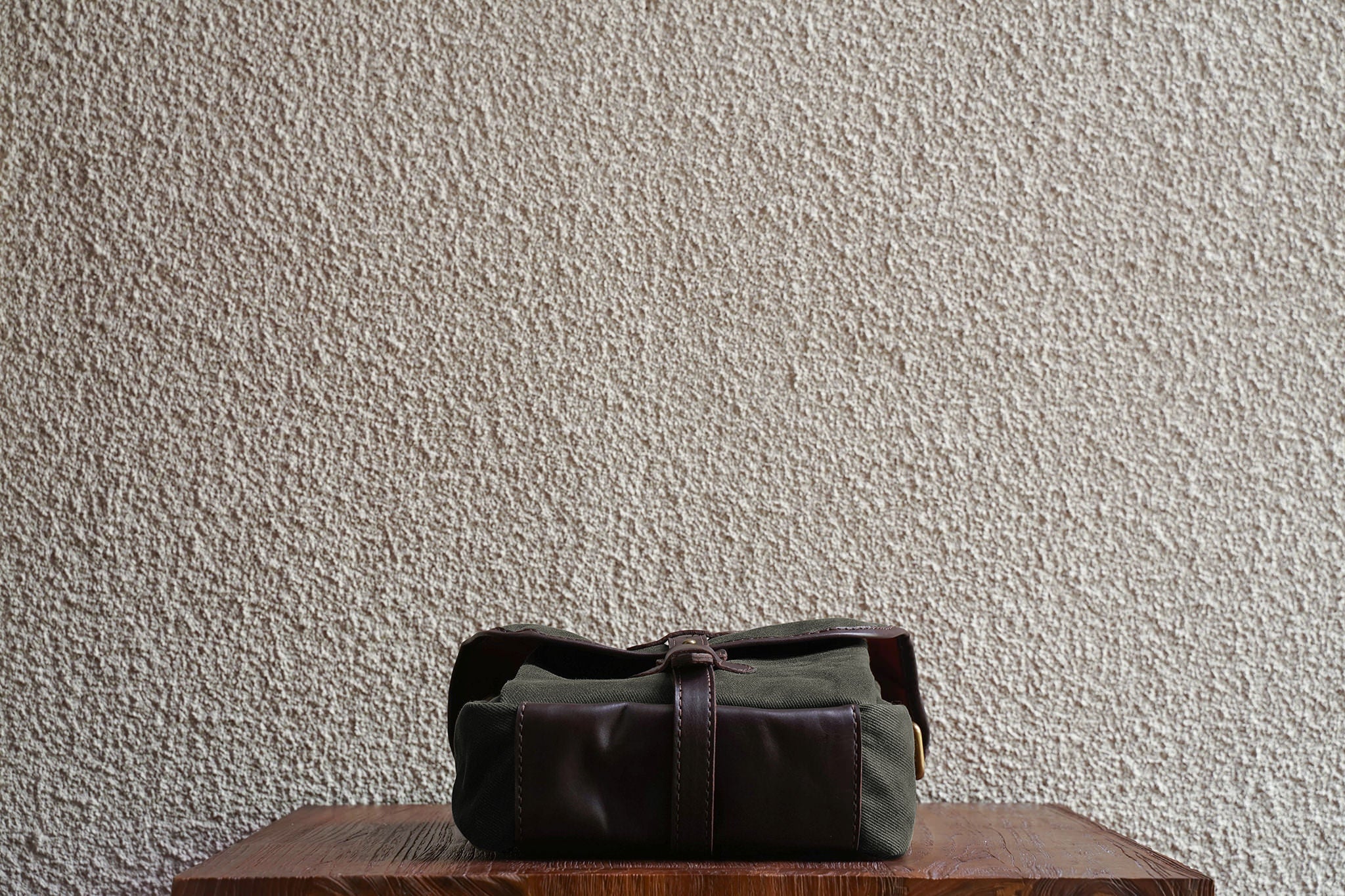 One of our signature design cues, the body strap goes all around the bag, providing a load bearing structure for the bag.