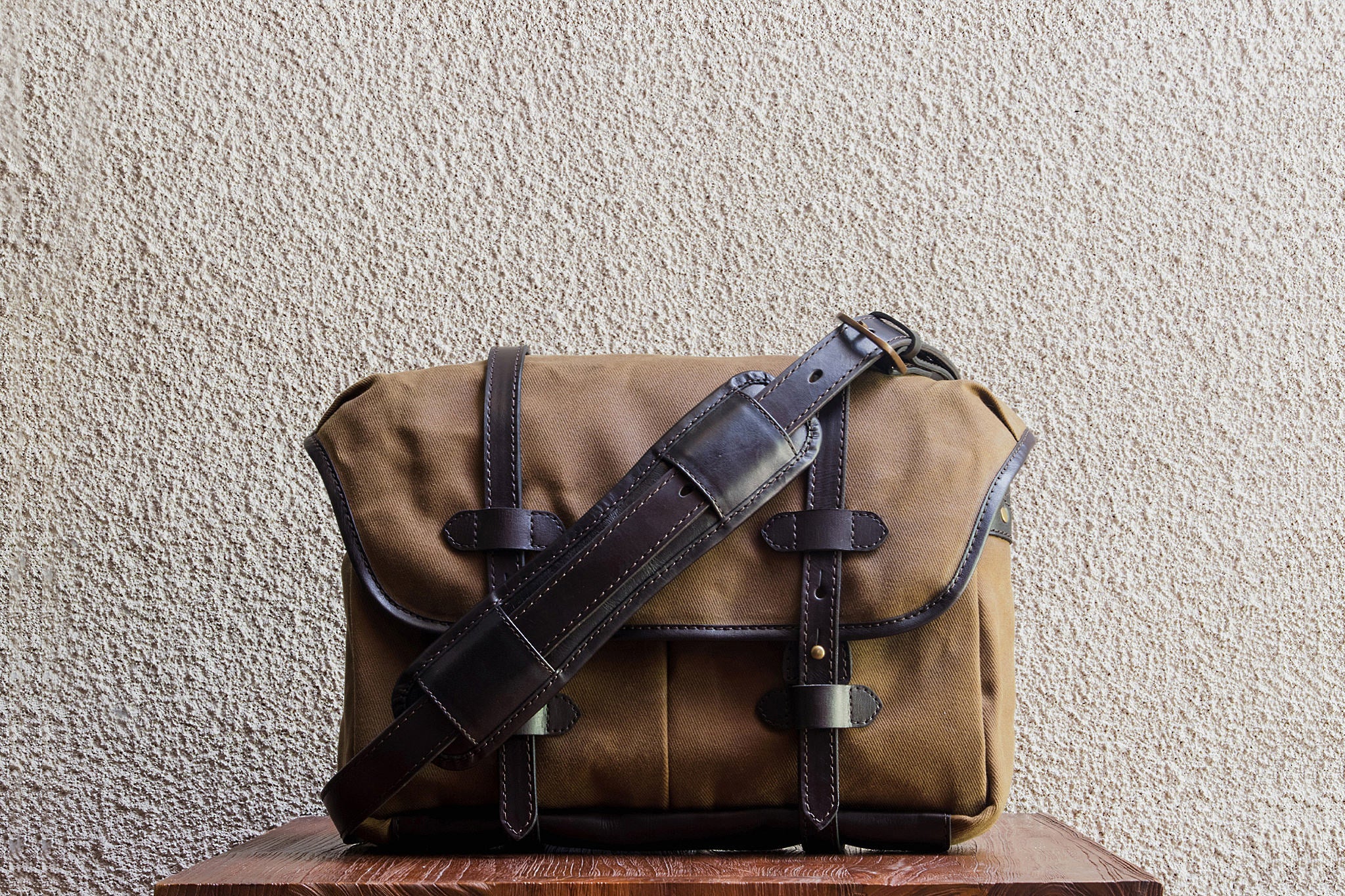 Field canvas messenger bag deals