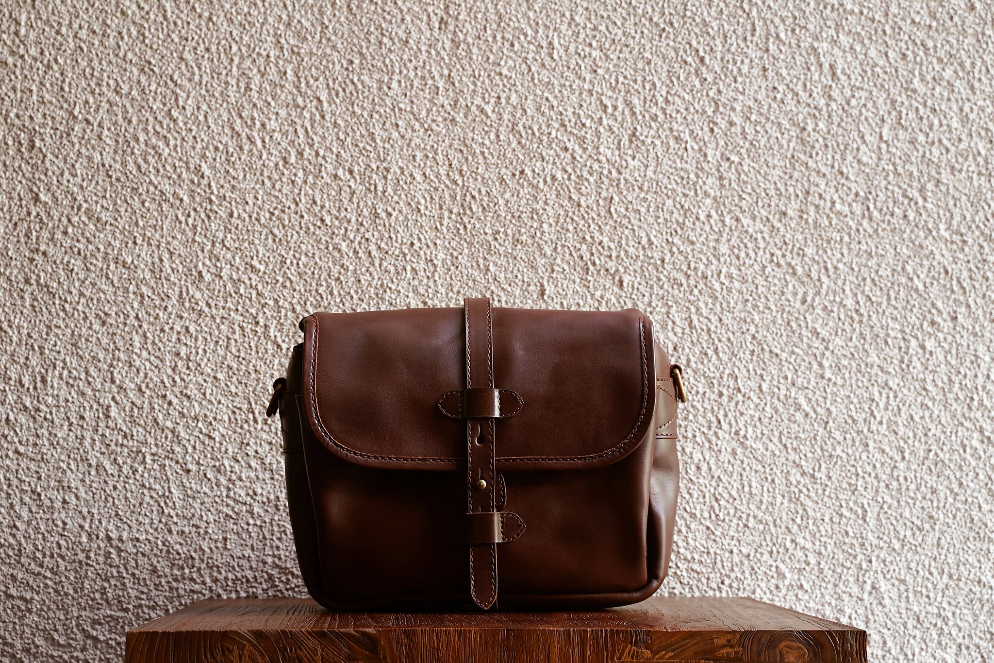 Our bags are made from as few leather pieces as possible. Fewer seams makes for a stronger bag.