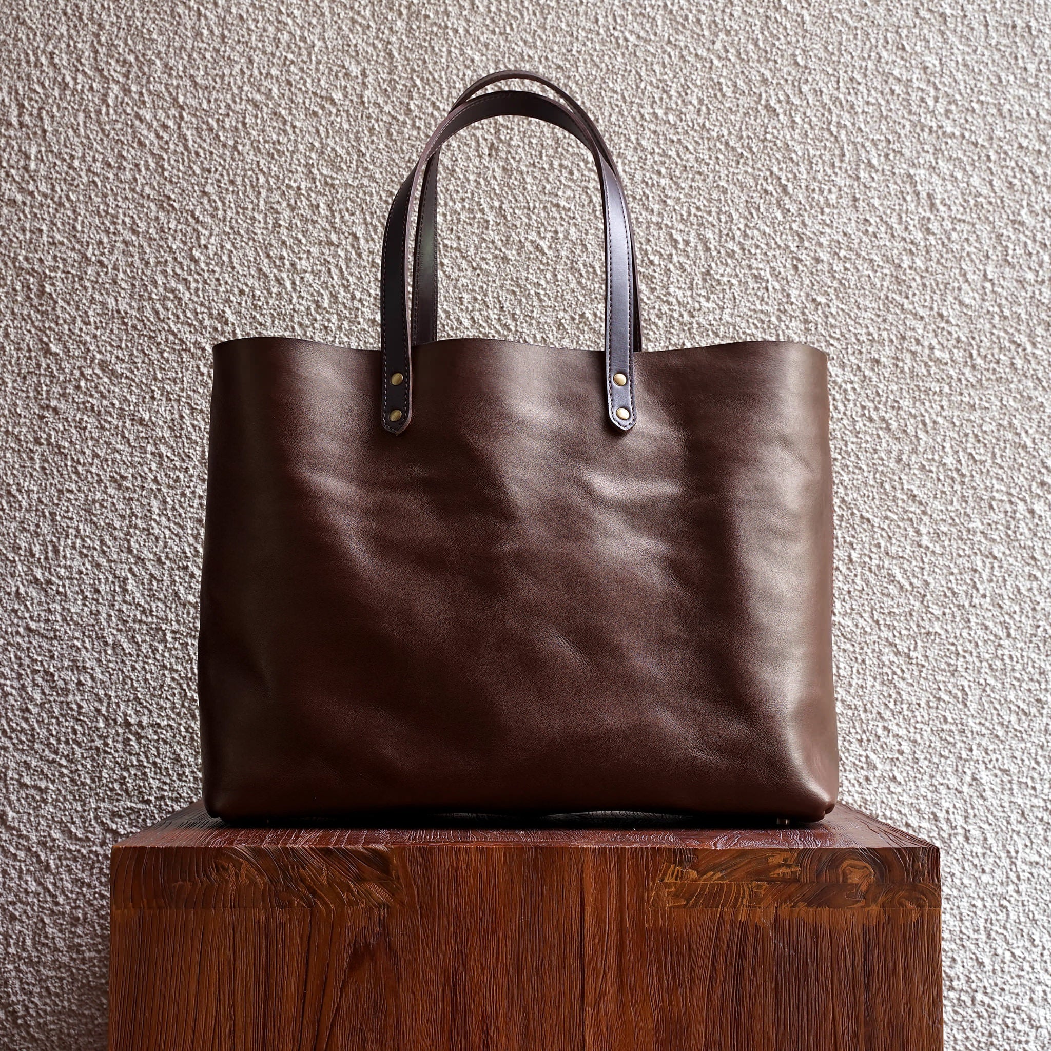 Our bags are made from as few leather pieces as possible. Fewer seams makes for a stronger bag.