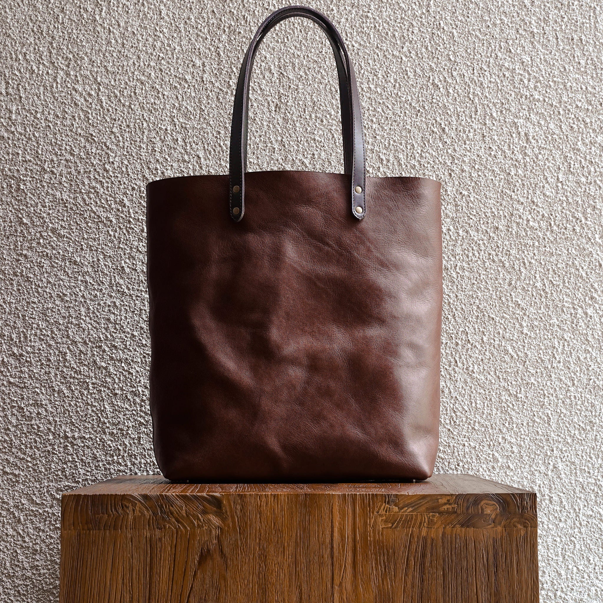 Our bags are made from as few leather pieces as possible. Fewer seams makes for a stronger bag.